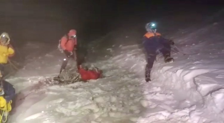 11 மலையேற்ற வீரர்கள் மாயம் - 2 பேர் பத்திரமாக மீட்பு, பனிபொழிவில் சிக்கி 5 பேர் பலி