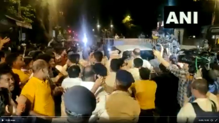 மும்பையில் பாஜக தலைவர் மீது  தாக்குதல்.. தொண்டர்கள் பந்த்ரா காவல்நிலையம் முன் ஆர்ப்பாட்டம்